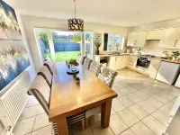 Large Four Bedroom - With Hot Tub and Parking - Sleeps 8