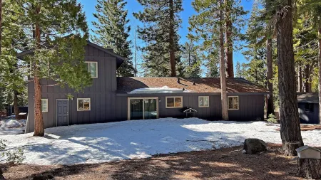 Remodeled Lakeside home in Exceptional location Отели в г. Carnelian Bay