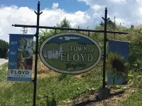 Roomy Apt. Downtown Floyd; Golden Maple Homestays