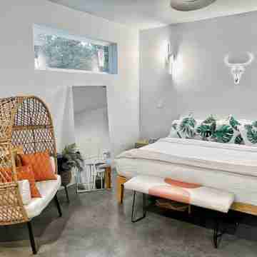 Stunning 'Ranch Modern' + Stars! + Firepit! Rooms