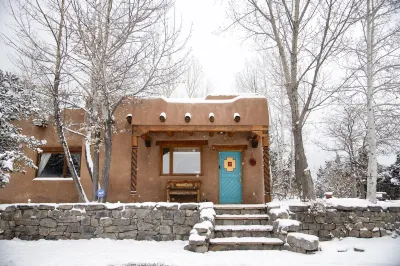 Peaceful Adobe home between Taos/TSV- Mountain Views, Hot Tub, Summer Garden Hotels near Sipapu Ski & Summer Resort