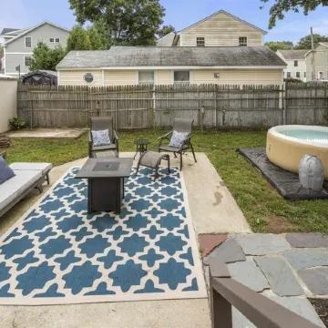 Close to Beach! Pool, Hot Tub, Firepit in Patio area & Deck.