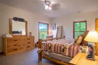 Hot Tub - King Beds - Walk to Helen - Pool Table - Arcade Games - Pet Friendly - شرفة