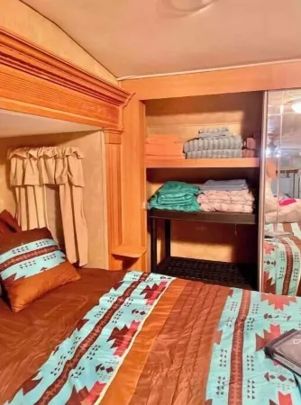 Cantrell's Bunk House Отели в г. Блумфилд