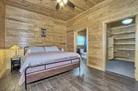 Texas Sized, Pet Friendly Barndomnium with Hot Tub Overlooking Toledo Bend Lake!