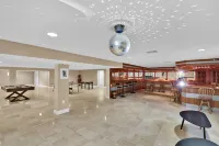 Villa Maya: 12 BR, 14k sq. ft. estate with pool, pickle ball, bball, disco club! - บังกะโล