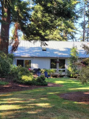 MistyGlen Hideaway, a private park setting Nestled near Olympic National Park. New Dungeness Lighthouse附近的飯店