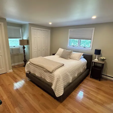 GREAT LOCATION- 4 bedrooms with 2 ensuites. Short walk to beach and town center.