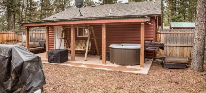 Cheerful 1-bedroom cabin with hot tub Hotels in Teller County