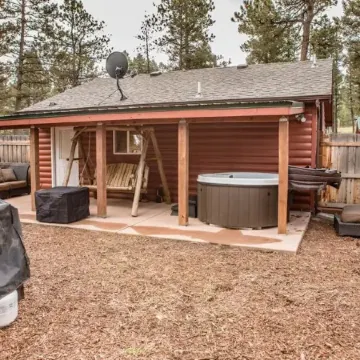 Cheerful 1-bedroom cabin with hot tub