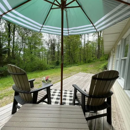 Pennsy Ridge Hideaway: Relax in our centrally-located wooded retreat w/ hot tub