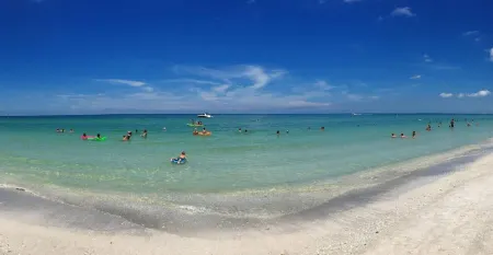 Tranquil Ground-Floor Condo Renovated at Avalon – Perfect Clearwater Beach Stay! Отели рядом с достопримечательностью «Библиотека Клируотер Мейн»