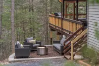 Luxury stay cabin EV ready, hot tub, fast wifi, sunroom, firepit & free cleaning