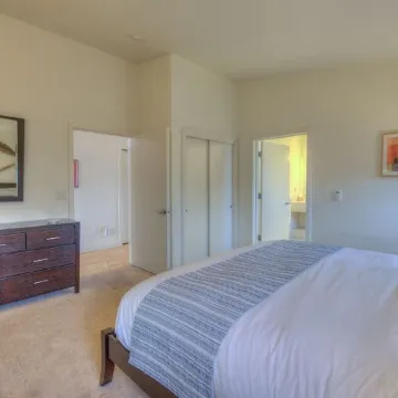 Water View! Luxury Starboard Suite-- walk to cafes, shops, galleries & beaches.