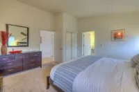 Water View! Luxury Starboard Suite-- walk to cafes, shops, galleries & beaches.