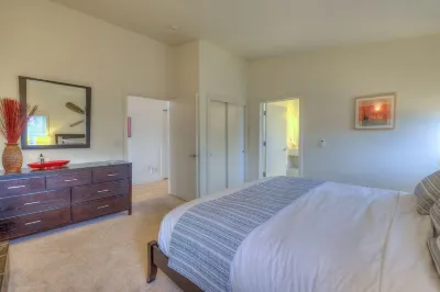 Water View! Luxury Starboard Suite-- walk to cafes, shops, galleries & beaches.