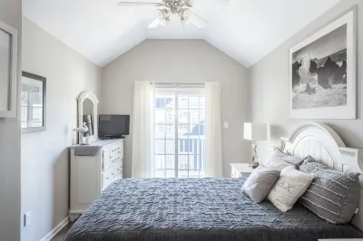 SPACIOUS 3 bed/2 bath condo, free parking, only 2.5 blocks to beach!