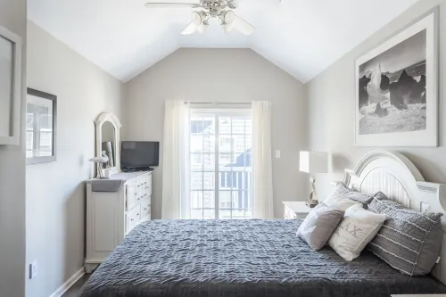 SPACIOUS 3 bed/2 bath condo, free parking, only 2.5 blocks to beach!
