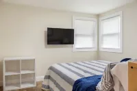 Modern Hamptons Getaway: 5 minutes to the Beach and Restaurants!