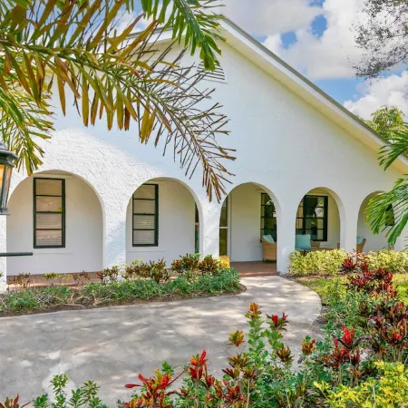 Peaceful and Spacious Pool home in Jensen Beach! RV-Boat Prkg-Fenced Yrd