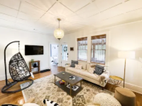 Historic charm near downtown/Bruce's Field