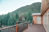 Fireplace, Large Deck with Panoramic Views, 3BR + 3BA, new carpet and blinds