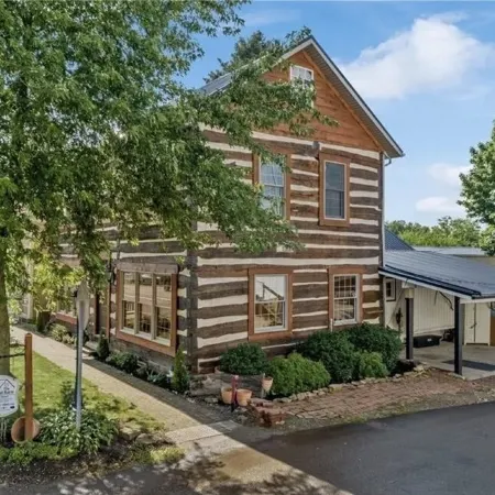 Historic 200 year old 3-bedroom log house with WiFi and AC in charming Winesburg
