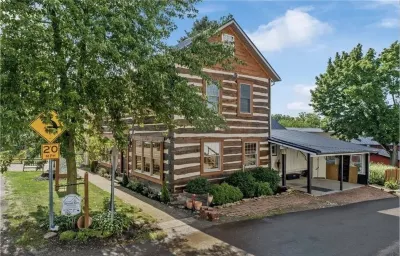 Historic 200 year old 3-bedroom log house with WiFi and AC in charming Winesburg