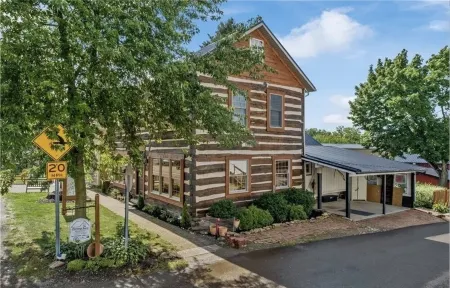 Historic 200 year old 3-bedroom log house with WiFi and AC in charming Winesburg