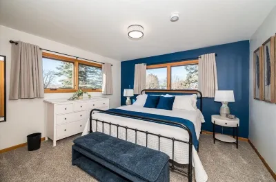 Large Cozy Home, Family/Group Friendly, Large Yard, Only 6 Miles To Duluth, MN Các khách sạn gần Harrington Arts Center