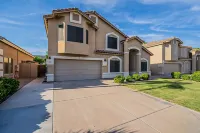 Moore House ~ Downtown Gilbert w/ Pool & Yard Games