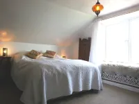 A tranquil, wildlife haven with stunning loch and mountain views - pet friendly. 카일 호텔