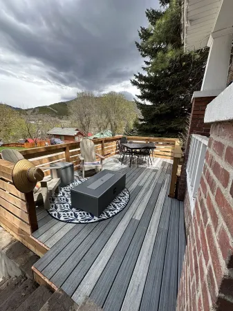 Moonlight Cottage is located on Main. Just a minutes walk to anywhere in Lava