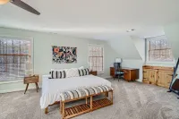 Waterfront Lake Lanier - Private Dock & Fire Pit space for the whole family!