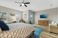BEACH HOUSE! 3 Min Walk to Private Beach.. Pickleball.. Golf Cart.. Heated Pool! - Bungalows