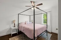 Beautiful 3BR/2Bath home with porch swing! WiFi and office space