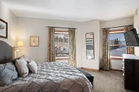Luxury Condo @ Resort Base: Views, Pool, Hot Tub, Sauna, Gym, Bike & Hike