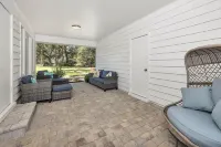 Live Oak Cottage - Riverfront Getaway with Dock Access Hotels in Glynn County