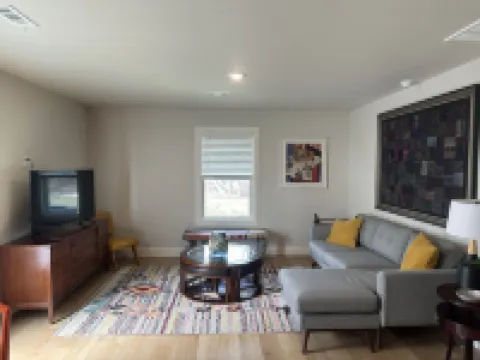 5 minutes to the Momentary & 8th St Market- The Benton #411