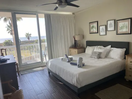 1-br 2balcony Galvestonian condo directly on beach! No highway! Close to Strand