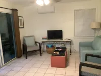 Uptown quiet cottage close to beaches, restaurant & shopping.