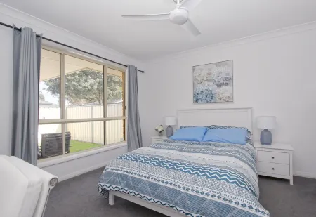 Walk to Ettalong beach close to shops KING BED