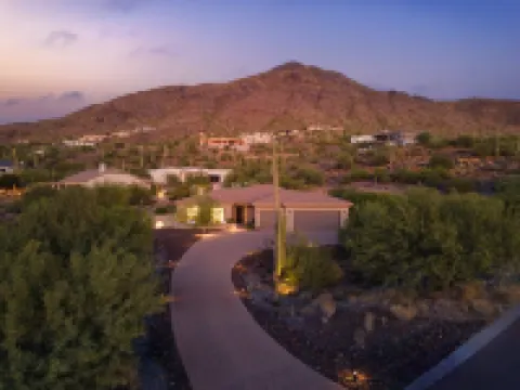 Luxury Sonoran Nights,Walk to Cave Creek, Heated Pool/Hot Tub, Backs Black Mtn