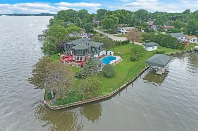 Gorgeous Lakefront Estate, Chain O'Lakes Gem~POOL