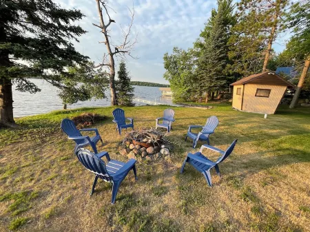New Listing! The “Looney Bin” Four Season Cozy Lakefront Cabin on Nelson Lake