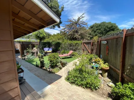 Private quiet cottage best for 2-3, no worries pet friendly