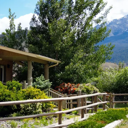 Riverside Lodge: Wildlife Watching, Fishing, Hiking from the House. Next to Ynp!
