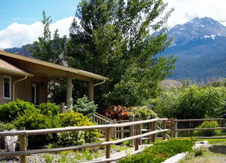 Riverside Lodge - wildlife watching & minutes to Yellowstone Park! 4BR / 3BA