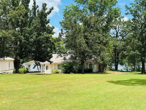 Peaceful Lakeside Cabin Minutes from a Swimming Beach and Boat Rental Marina