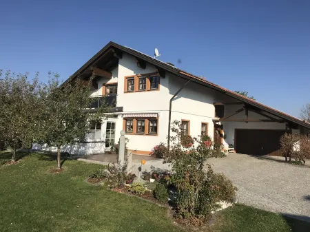 Spacious, idyllic vacation apartment with 2 balconies Отели в г. Маут